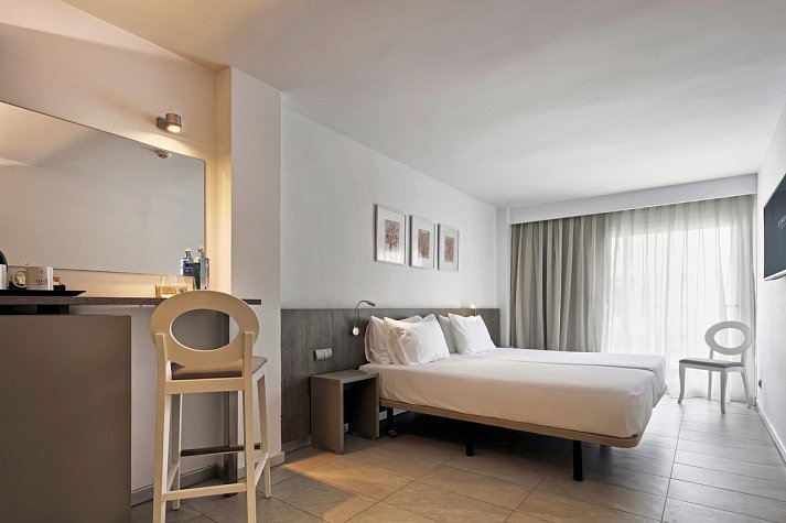 Eurostars Puerto de Ibiza - Wohnbeispiel Doppelzimmer Deluxe mit Terrasse (Zimmercodierung DD4)