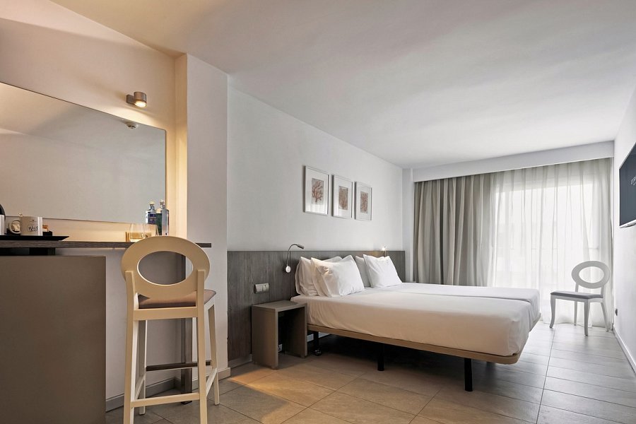 Eurostars Puerto de Ibiza - Wohnbeispiel Doppelzimmer Deluxe mit Terrasse (Zimmercodierung DD4)
