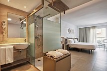Eurostars Puerto de Ibiza - Wohnbeispiel Doppelzimmer Deluxe mit Terrasse (Zimmercodierung DD4)