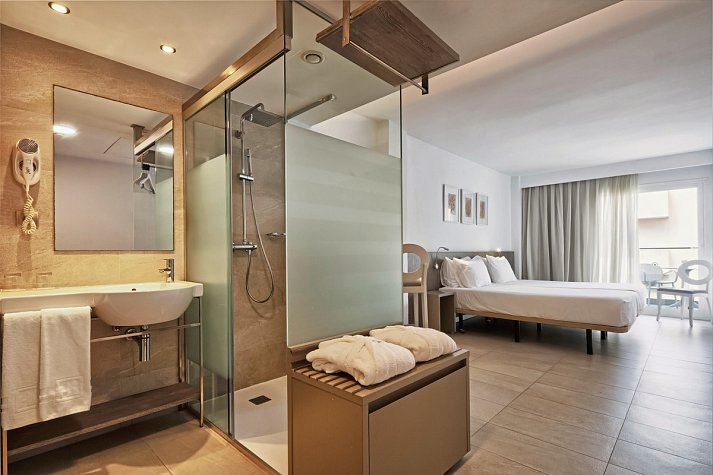 Eurostars Puerto de Ibiza - Wohnbeispiel Doppelzimmer Deluxe mit Terrasse (Zimmercodierung DD4)