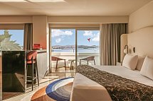 The Unexpected Ibiza Hotel - Wohnbeispiel Anything Can Happen Suite Bühnenblick seitl. Meerblick (Zimmercodierung W2N)