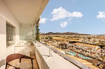 The Unexpected Ibiza Hotel - Wohnbeispiel Anything Can Happen Suite Bühnenblick seitl. Meerblick (Zimmercodierung W2N)