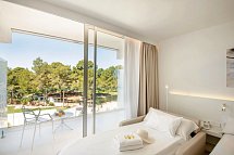 Els Pins Resort & Spa - Wohnbeispiel Doppelzimmer Deluxe Gartenblick (Zimmercodierung DDG)