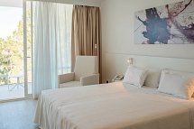 Els Pins Resort & Spa - Wohnbeispiel Doppelzimmer Deluxe Gartenblick (Zimmercodierung DDG)