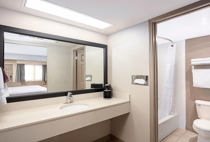 Best Western Plus King's Inn & Suites - Wohnbeispiel Standard Room (Zimmercodierung UG1)
