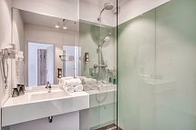 COOEE alpin Hotel Kitzbüheler Alpen - Beispiel Bad Doppelzimmer (Zimmercodierungen DB1 & DC1)