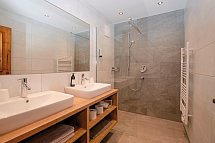 Ferienclub Bellevue am Walchsee - Beispiel Bad Familiensuite 3-Raum Seeseite (Zimmercodierungen WI1 & WI2)