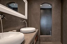 Anema Luxury Suites and Villas - Badbeispiel Skiron Suite 2 Schlafzimmer mit Meerblick (Zimmercodierung WBM)