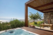 KOIA All-Suite Wellbeing Resort - Wohnbeispiel Junior Suite Sea View or Partial Sea View with hot tub (Zimmercodierung J1M)