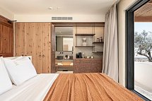 KOIA All-Suite Wellbeing Resort - Wohnbeispiel Juniorsuite Meerblick o. seitl. Meerblick View Whirlpool (Zimmercodierung J1M)