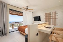 KOIA All-Suite Wellbeing Resort - Wohnbeispiel Juniorsuite Meerblick o. seitl. Meerblick View Whirlpool (Zimmercodierung J1M)