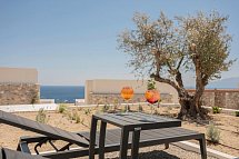 KOIA All-Suite Wellbeing Resort - Wohnbeispiel Juniorsuite Meerblick o. seitl. Meerblick View Whirlpool (Zimmercodierung J1M)