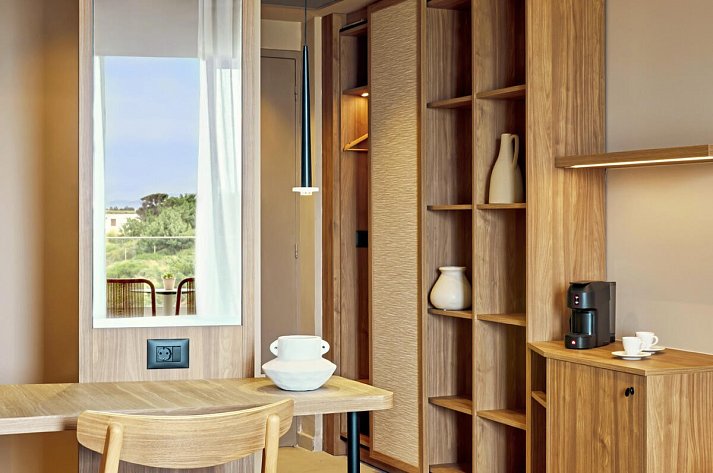 Zeus Kos Beach - Wohnbeispiel Doppelzimmer Deluxe seitl. Meerblick (Zimmercodierung DDN)