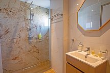 Costa Angela - Wohnbeispiel Doppelzimmer (Badezimmer) (Zimmercodierungen DB1 & DB2)
