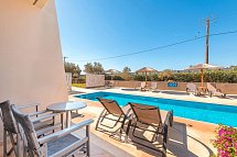Akti Beach Club - Beispiel Terrasse DZ Premium Gemeinschafts-Pool Adults-only (Zimmercodierung DM1)
