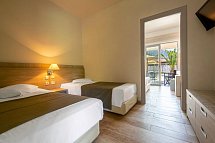 Akti Beach Club - Wohnbeispiel Suite Family Superior Gemeinschaftspool (Zimmercodierung WS1)