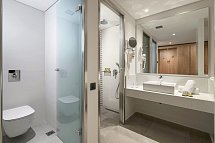 Blue Lagoon Ocean - Wohnbeispiel Badezimmer aller Juniorsuiten (Zimmercodierungen J1G & J1M)