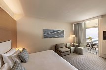 Capo Bay Hotel - Wohnbeispiel Doppelzimmer Deluxe Meerblick (Zimmercodierung DDM)