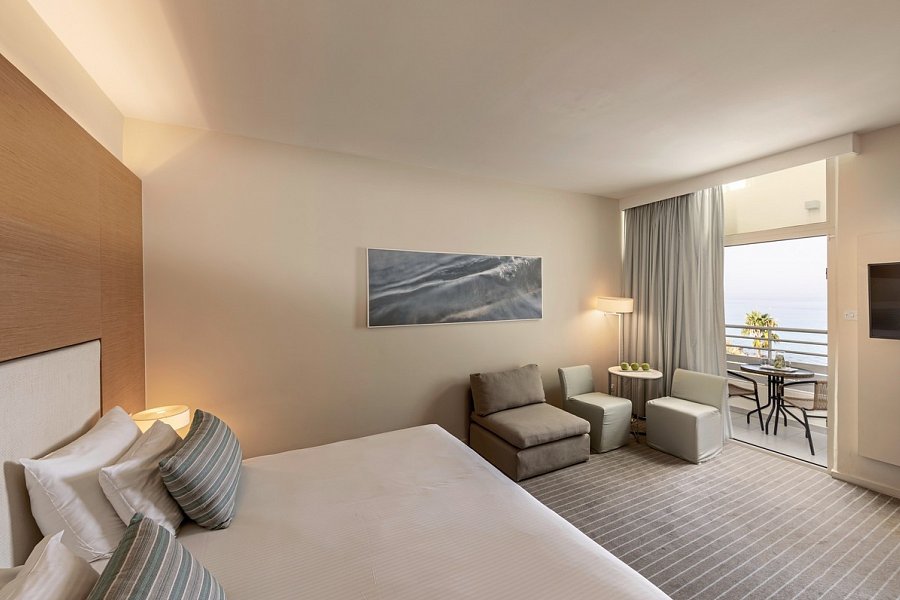 Capo Bay Hotel - Wohnbeispiel Doppelzimmer Deluxe Meerblick (Zimmercodierung DDM)