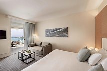 Capo Bay Hotel - Wohnbeispiel Doppelzimmer Deluxe Meerblick (Zimmercodierung DDM)