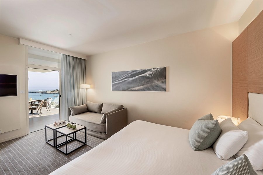 Capo Bay Hotel - Wohnbeispiel Doppelzimmer Deluxe Meerblick (Zimmercodierung DDM)