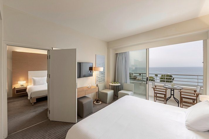 Capo Bay Hotel - Wohnbeispiel Familienzimmer mit Verbindungstür Meerblick (Zimmercodierung FVM)