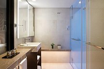 Four Seasons - Beispiel Bad Doppelzimmer Superior Meerblick (Zimmercodierung DSM)