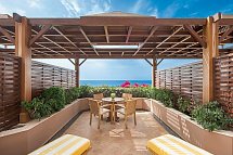 Four Seasons - Beispiel Terrasse Familienzimmer Meerblick mit Terrasse (Zimmercodierung F1M)