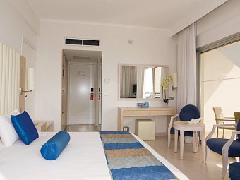 Vrissiana Beach Hotel - Wohnbeispiel Doppelzimmer Gartenblick (Zimmercodierungen D1G & DP1)