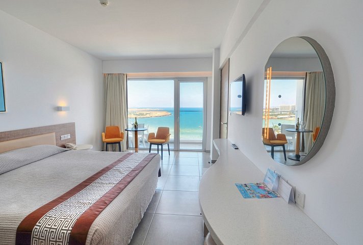 Vassos Nissi Plage Hotel - Wohnbeispiel Doppelzimmer seitl. Meerblick (Zimmercodierungen DBL, DBN & DBM)