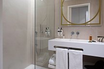 Sines Sea View Business & Leisure Hotel - Beispiel Bad Doppelzimmer (Zimmercodierungen DB1, DB2 & DB3)