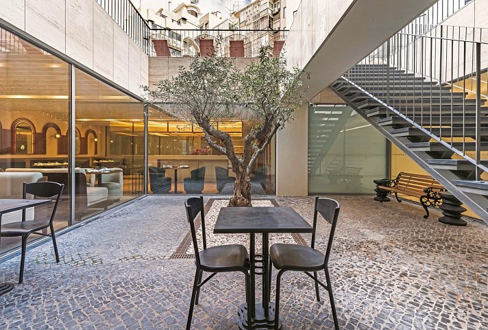 Luster Hotel