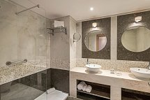 Sesimbra Oceanfront Hotel - Beispiel Bad Doppelzimmer Premium Deluxe Meerblick (Zimmercodierung DMM)