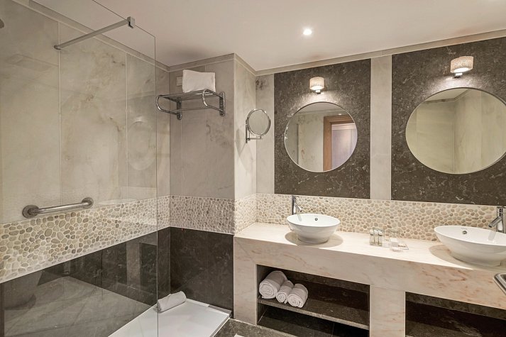 Sesimbra Oceanfront Hotel - Beispiel Bad Doppelzimmer Premium Deluxe Meerblick (Zimmercodierung DMM)