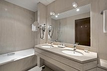 NH Lisboa Campo Grande - Beispiel Bad Doppelzimmer (Zimmercodierungen DB1 & DB2)
