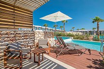 Barceló Nura - Wohnbeispiel Juniorsuite mit halbprivatem Pool (Zimmercodierung JBP)