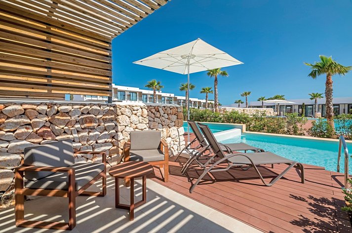 Barceló Nura - Wohnbeispiel Juniorsuite mit halbprivatem Pool (Zimmercodierung JBP)