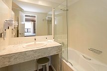 Minura Cala Galdana Hotel & Appartements D'Aljandar - Beispiel Bad Apt. 2 Schlafzimmer (Zimmercodierung OB1)