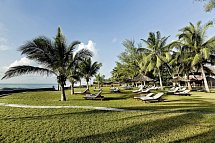 Neptune Palm Beach Resort - Garten