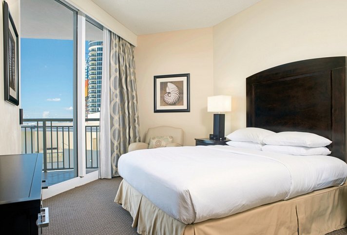 Doubletree Ocean Point Resort & Spa - Wohnbeispiel One Bedroom Suite, One King Bed, Partial Ocea