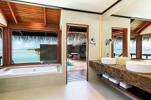 Sheraton Maldives Full Moon Resort & Spa - Beispiel Bad Overwater Villa with Pool (Zimmercodierung VX2)
