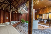 Komandoo Island Resort & Spa - Beispiel Bad Jacuzzi Beach Villa (Zimmercodierungen VB2, VB8, UD2 & VD2)