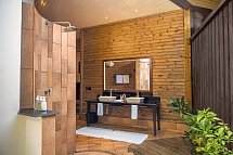 Komandoo Island Resort & Spa - Beispiel Bad Jacuzzi Beach Villa & Premium Jacuzzi Beach Villa (Zimmercodierungen VB2, VB8, UD2, VD2, VB3, VB9, UD3 & VD3)