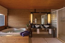 Komandoo Island Resort & Spa - Beispiel Bad Jacuzzi Water Villa (Zimmercodierungen VX1, VX8, UD4 & VD4)