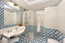 Hotel Saline - Beispiel Bad Doppelzimmer Deluxe Meerblick (Zimmercodierung DDM)