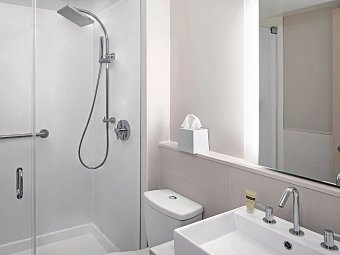 Element New York Times Square West - Wohnbeispiel Badezimmer (Zimmercodierungen UG1 & UG3)
