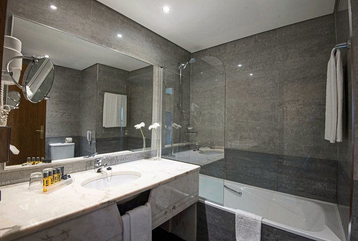 Vila Galé Porto - Beispiel Bad Doppelzimmer (Zimmercodierungen DB1 & DS1)