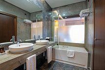Vila Galé Collection Douro - Beispiel Bad Doppelzimmer (Zimmercodierung DB1)