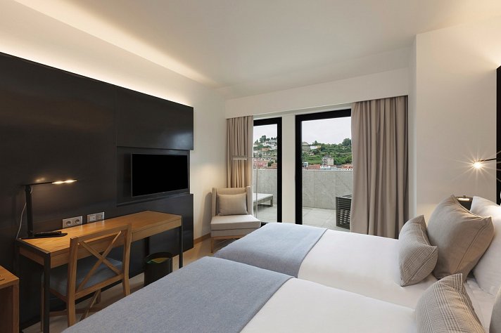 Neya Porto