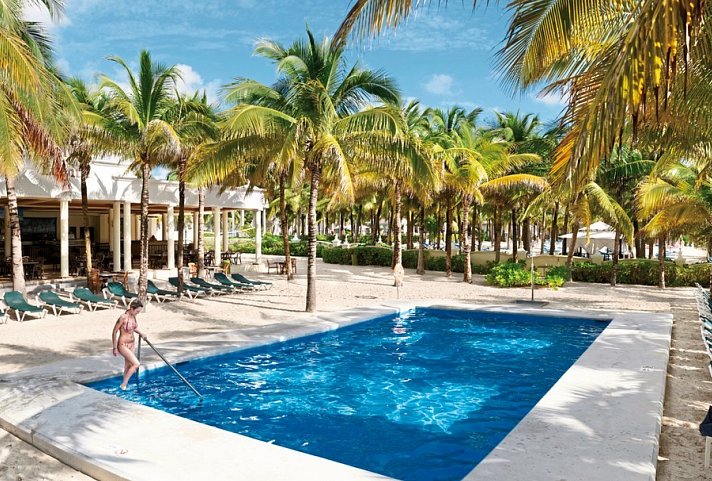 RIU Lupita - Pool am Strand